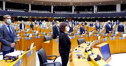 Belgique - Ouverture de la session du Parlement Européen : les députés observent une minute de silence en hommage aux victimes du terrorisme.